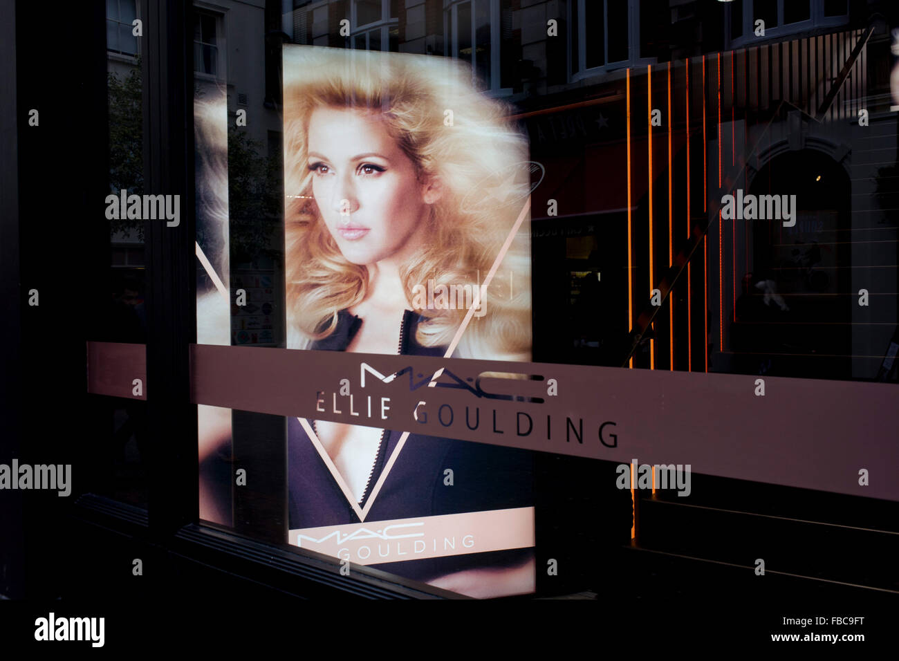 Le chanteur, le visage d'Ellie Goulding vu de la fenêtre de sa propre marque de cosmétiques Mac, à Londres, Carnaby Street. Banque D'Images