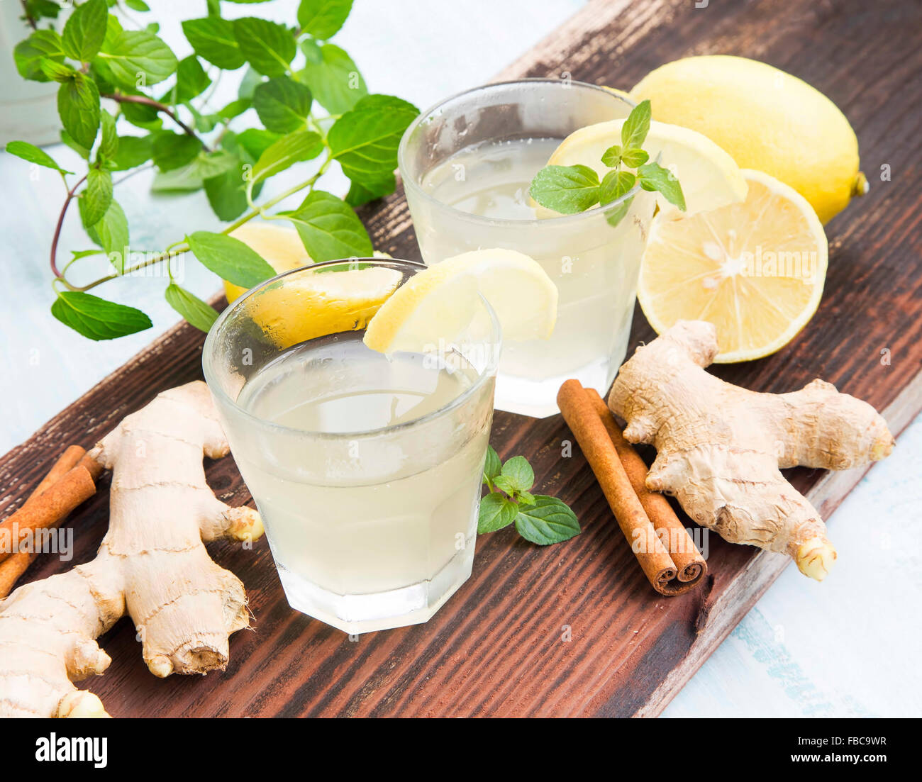 Gingembre et citron boissons saines à la menthe et à la cannelle Banque D'Images