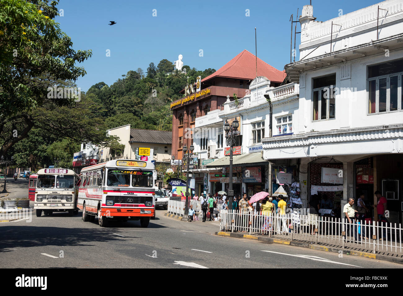 L'une des principales rues commerçantes est EL Senanayake Veediy, à Kandy, au Sri Lanka.En haut de la colline se trouve la Bahiravokanda Vihara BU Banque D'Images