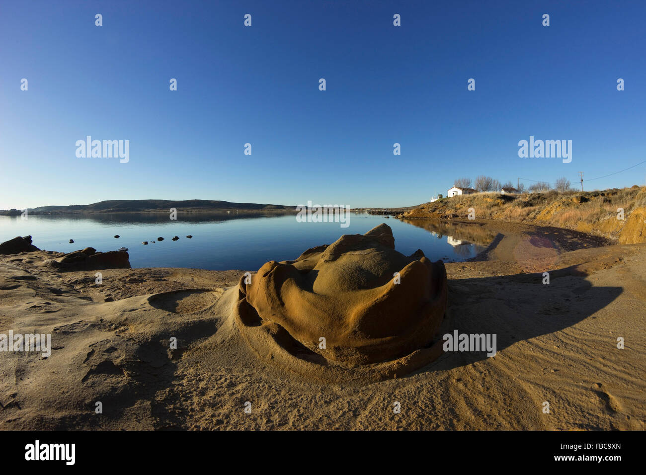 Réflexions d'Pournias bay (côte Kotsinas) et l'abstrait paysage pittoresque de la région. Lemnos ou Limnos, Grèce. Banque D'Images