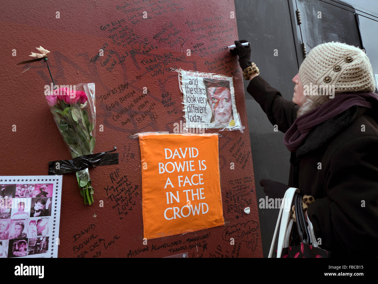 David Bowie memorial à côté de sa murale à Brixton dans le sud de Londres Banque D'Images