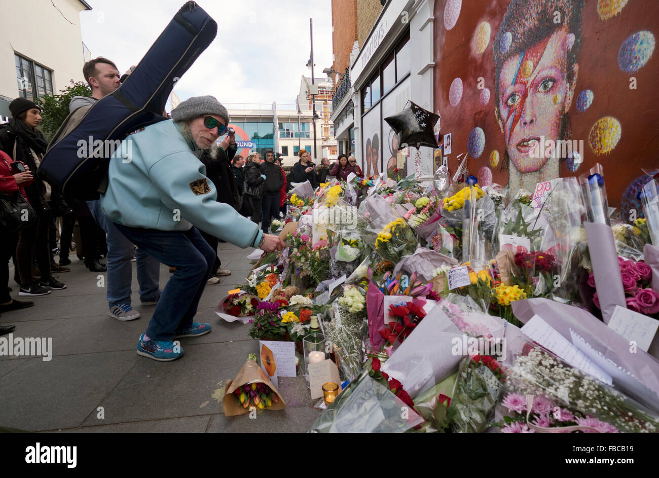 David Bowie memorial à côté de sa murale à Brixton dans le sud de Londres Banque D'Images