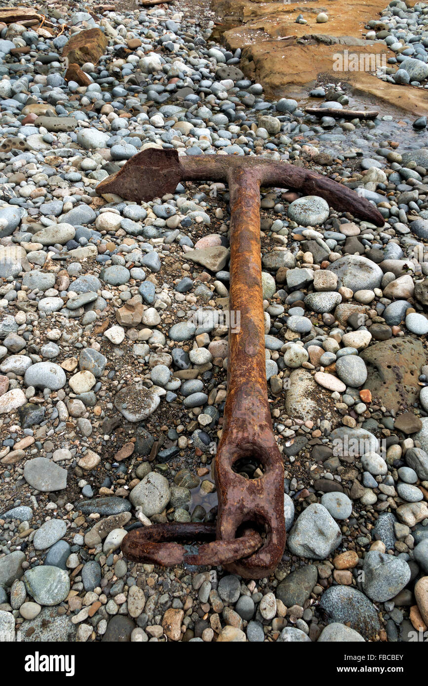 Old anchor trouvés sur la plage à Trestle Creek le long de la route de la côte ouest de l'île de Vancouver Trail, construit pour ship wreck survivants. Banque D'Images