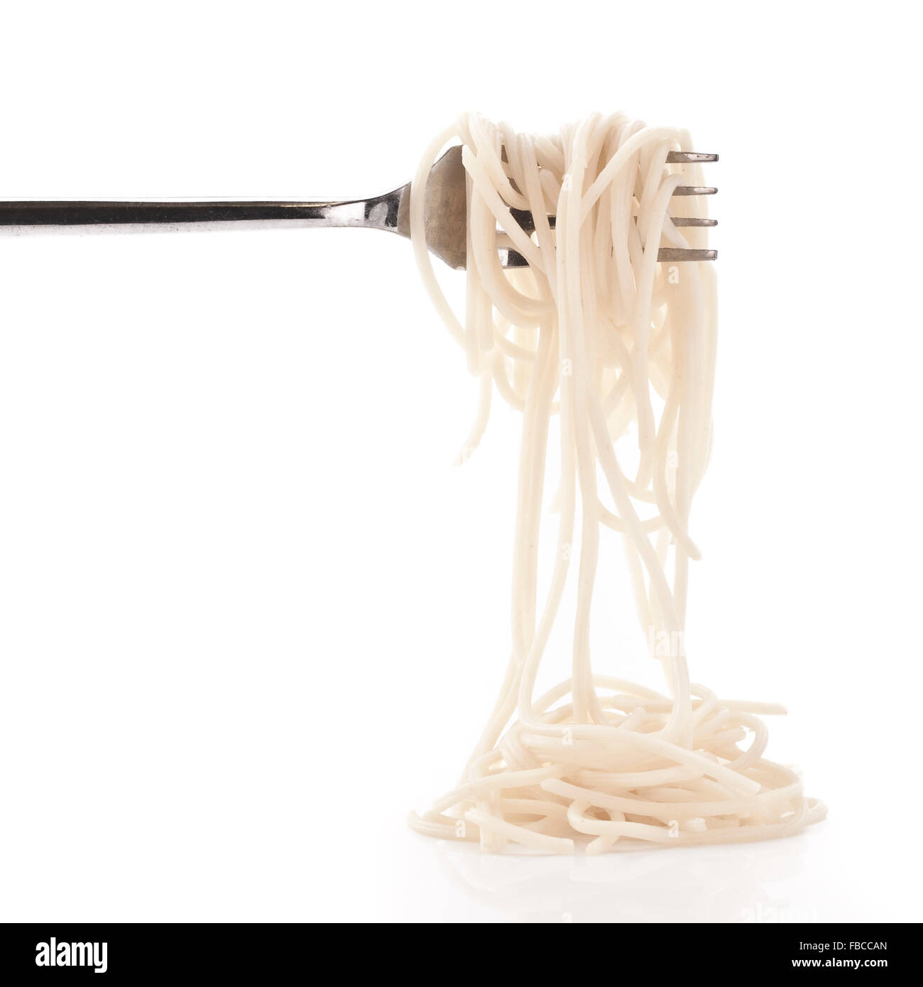 Sur une fourchette de spaghettis sur un fond blanc Banque D'Images