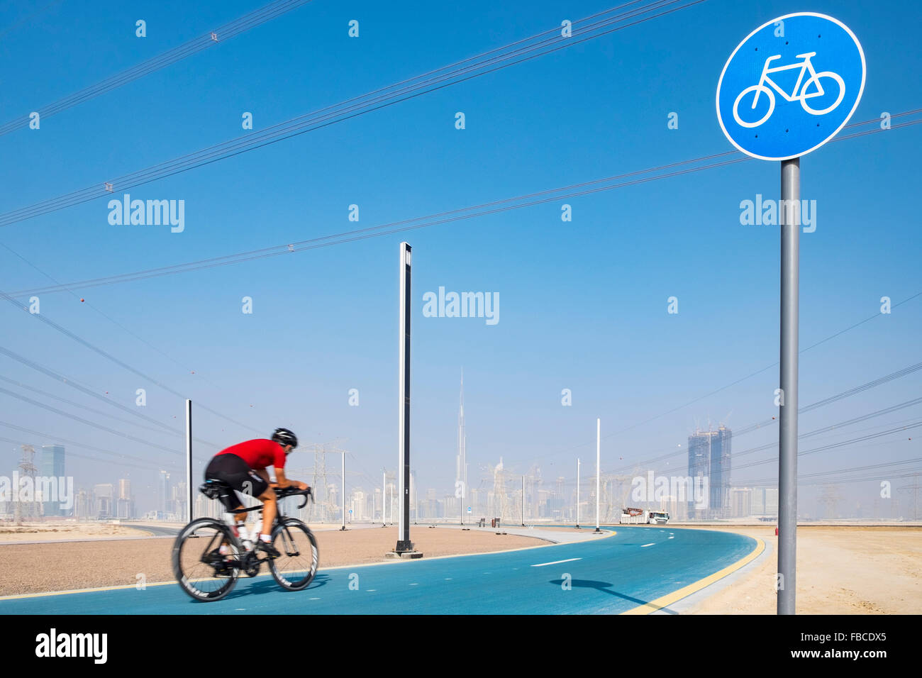 Les cyclistes sur piste cyclable à nouveau un district à nouveau le développement immobilier à Dubaï Émirats Arabes Unis Banque D'Images