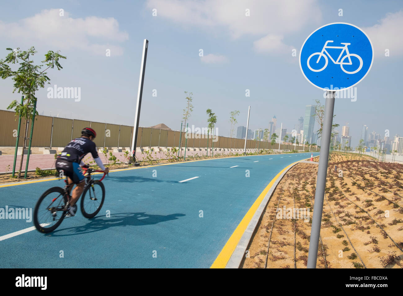 Cycliste sur piste cyclable à nouveau un district à nouveau le développement immobilier à Dubaï Émirats Arabes Unis Banque D'Images