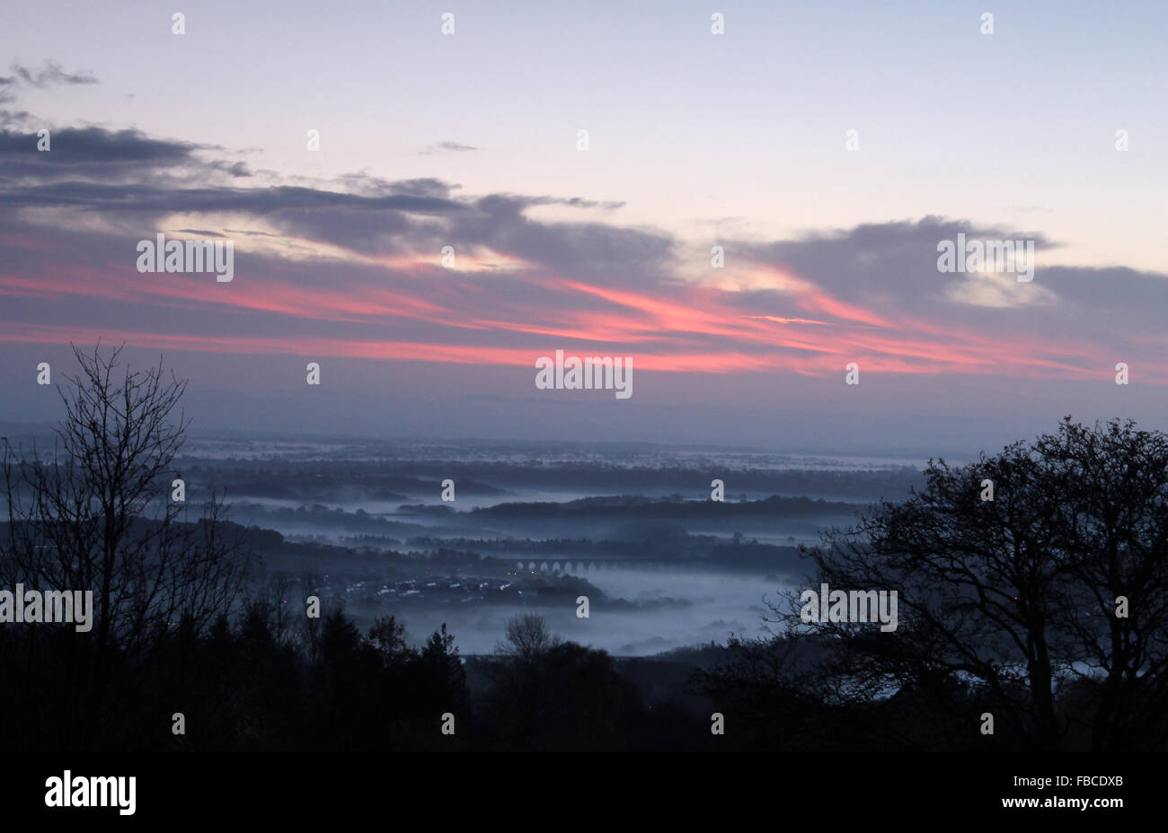 Vue depuis le panorama Llangollen en regardant vers le site du patrimoine de l'UNESCO et de l'aqueduc de Pontcysyllte Cefn Mawr pont de chemin de fer Banque D'Images