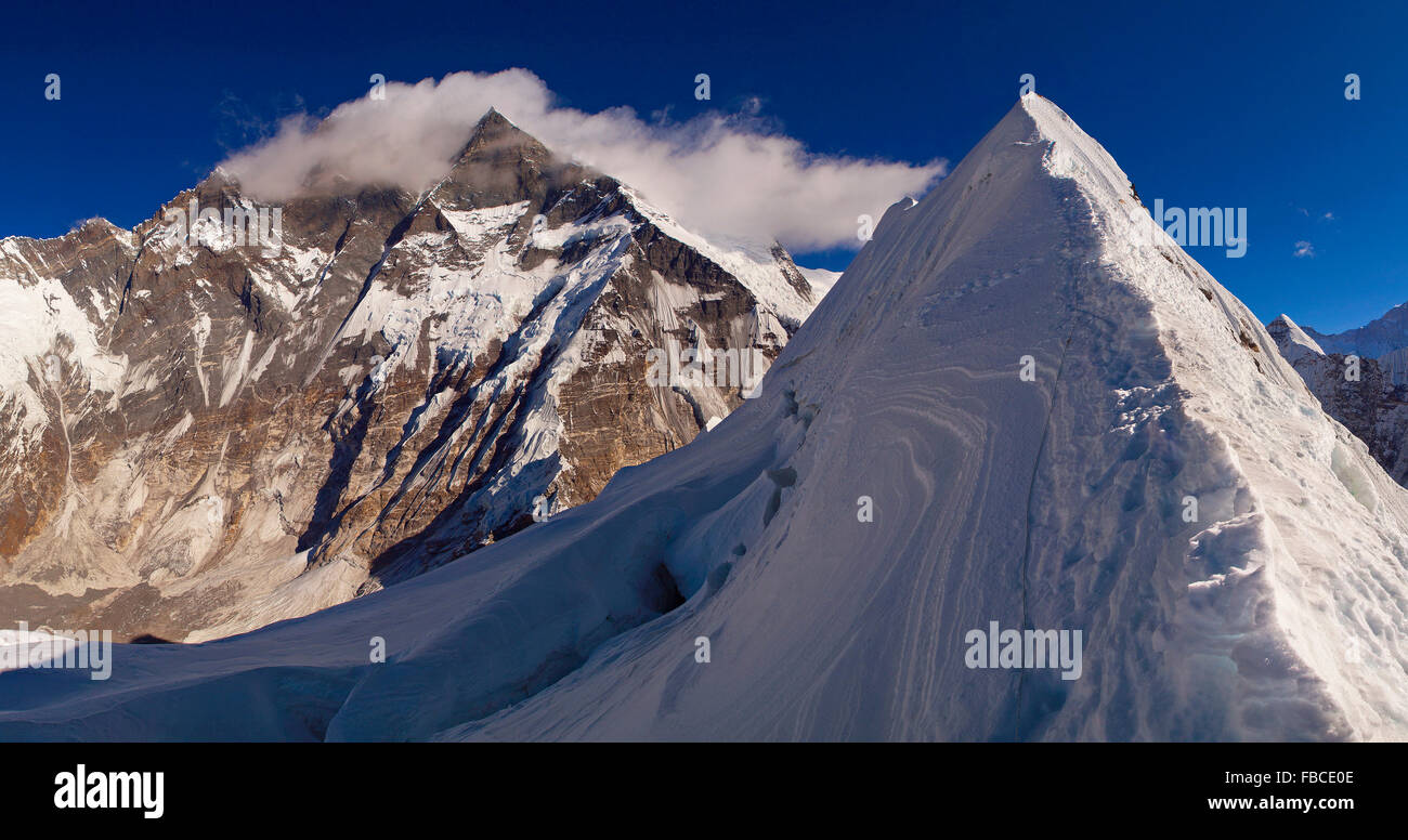 La crête du sommet de l'Island Peak, au Népal himalaya Banque D'Images