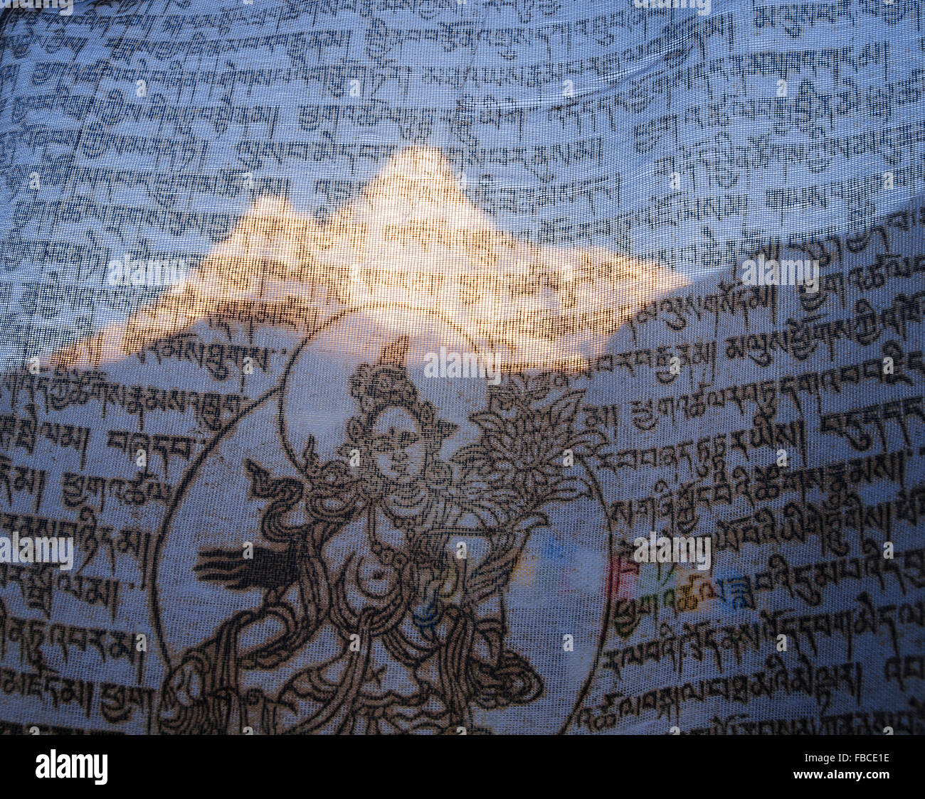 L'Ama Dablam vue à travers un drapeau de prière Banque D'Images