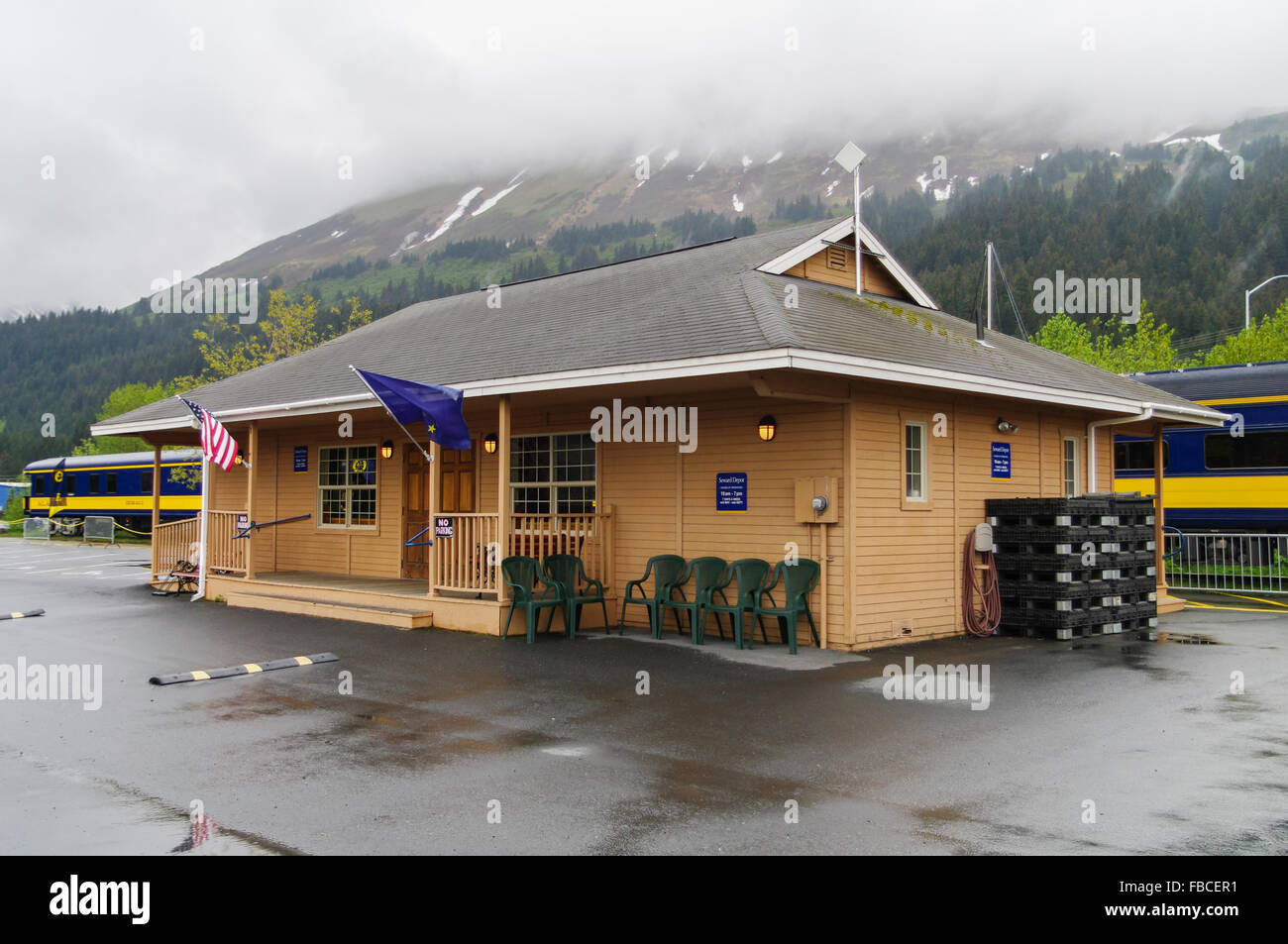 Bâtiment de la gare de Seward dans Seward, Alaska, USA, sur un jour nuageux et pluvieux. Banque D'Images