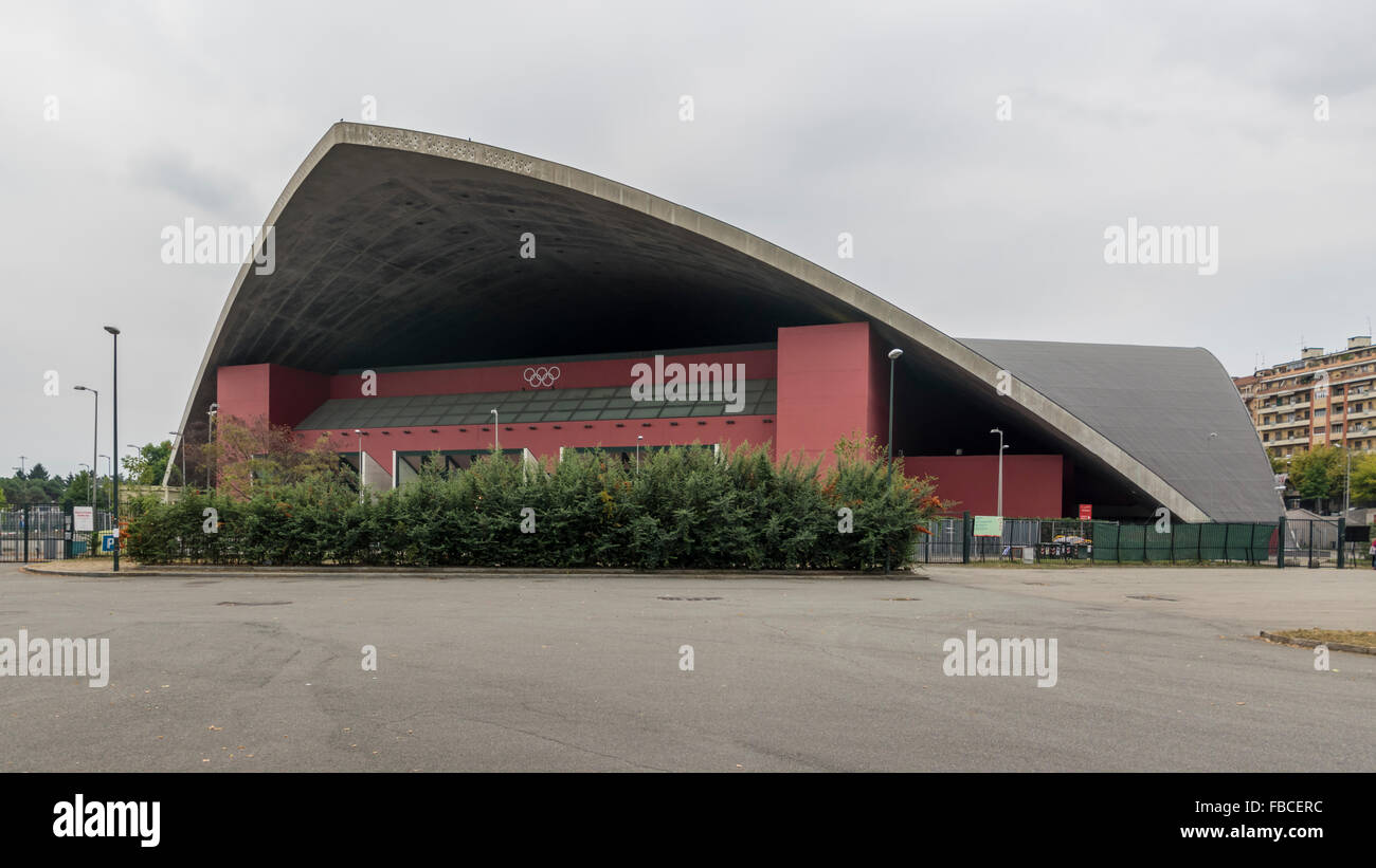 Vue extérieure de la Torino Palavela arena de Turin, Piémont, Italie, avec son toit en forme de voile. Construit en 1961. Banque D'Images