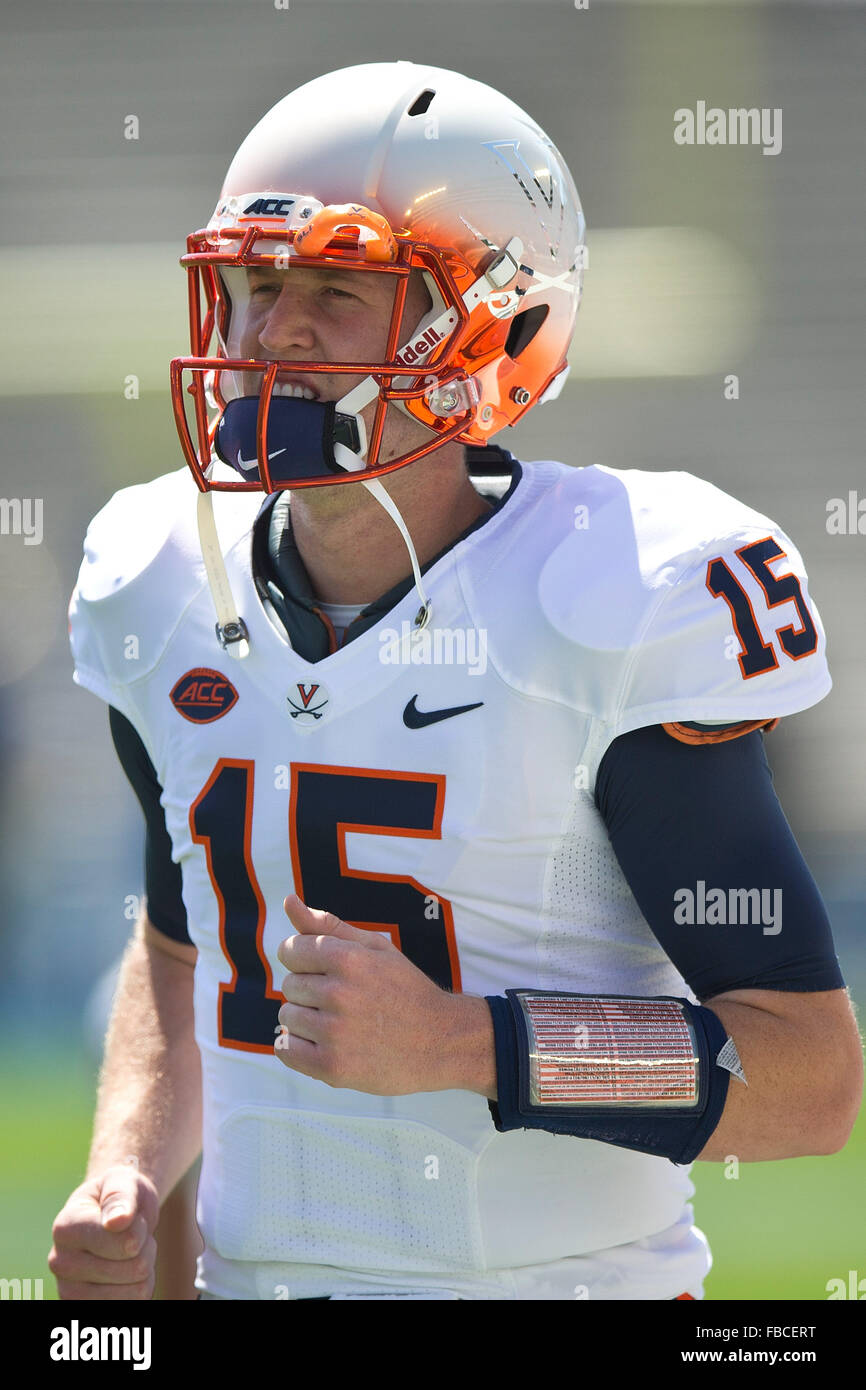Quarterback Matt Johns # 15 de la Virginia Cavaliers se réchauffe avant le match contre les Bruins de UCLA au Rose Bowl sur Banque D'Images