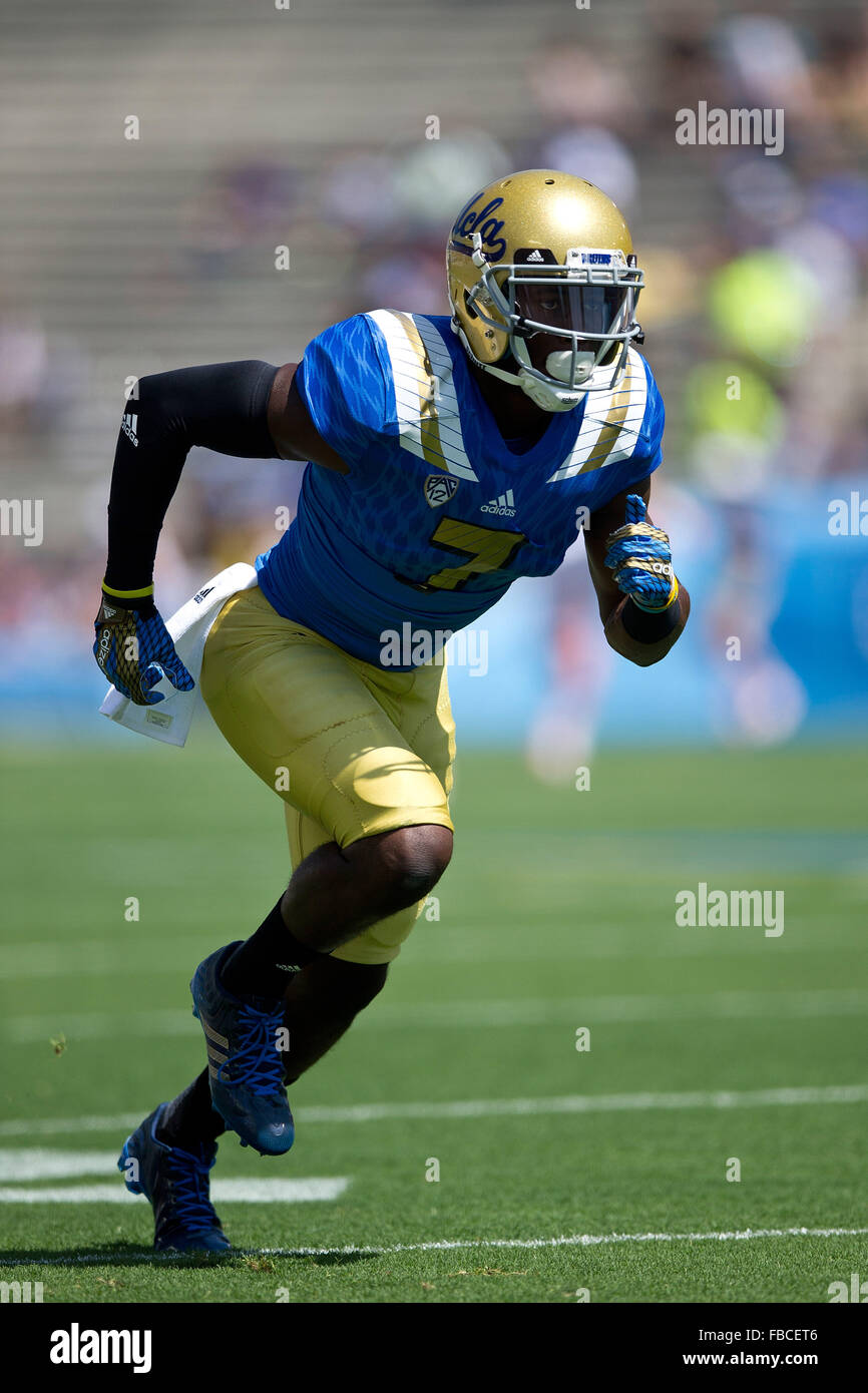 Le receveur Devin Fuller # 7 de l'UCLA Bruins se réchauffe avant le match contre les Virginia Cavaliers au Rose Bowl sur Banque D'Images