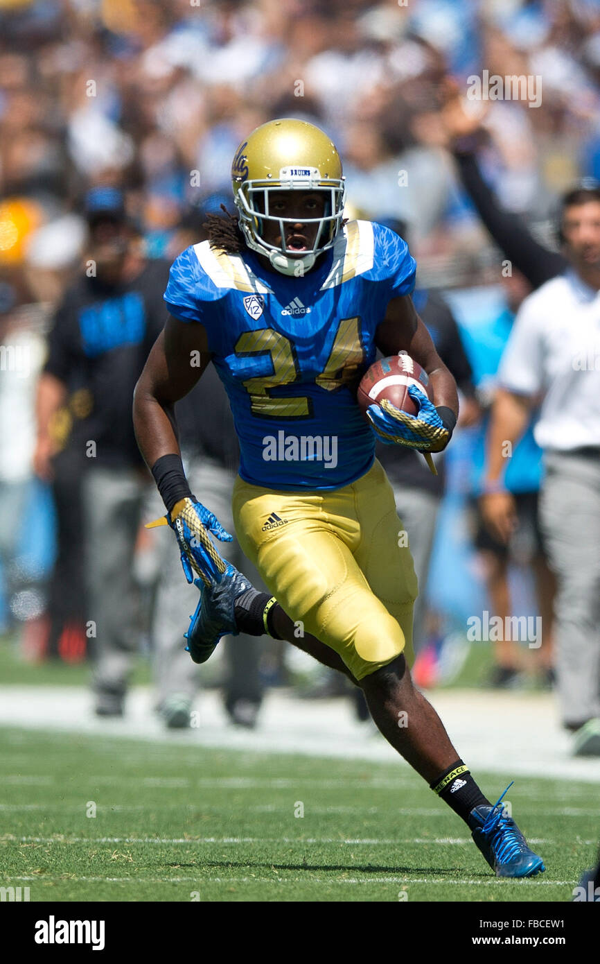 Paul running back # 24 Perkins de l'UCLA Bruins se précipite sur le terrain jusqu'à l'encontre de la Virginia Cavaliers au cours du premier trimestre à la Banque D'Images