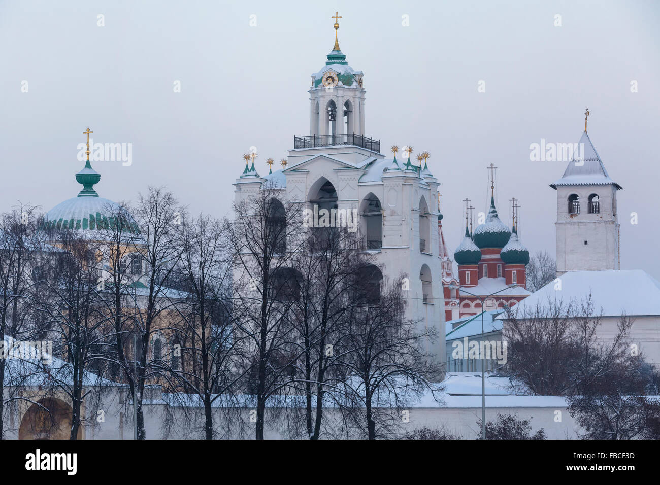 Vue d'hiver tour sud-ouest et les murs de la monastère de la Sainte Transfiguration dans le centre ville de Iaroslavl, Russie Banque D'Images