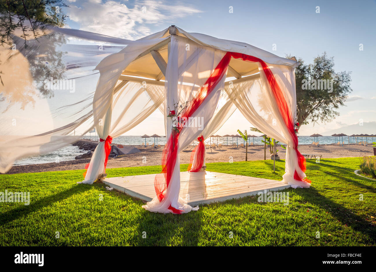 Autel de mariage sur la côte grecque au lever du soleil Banque D'Images