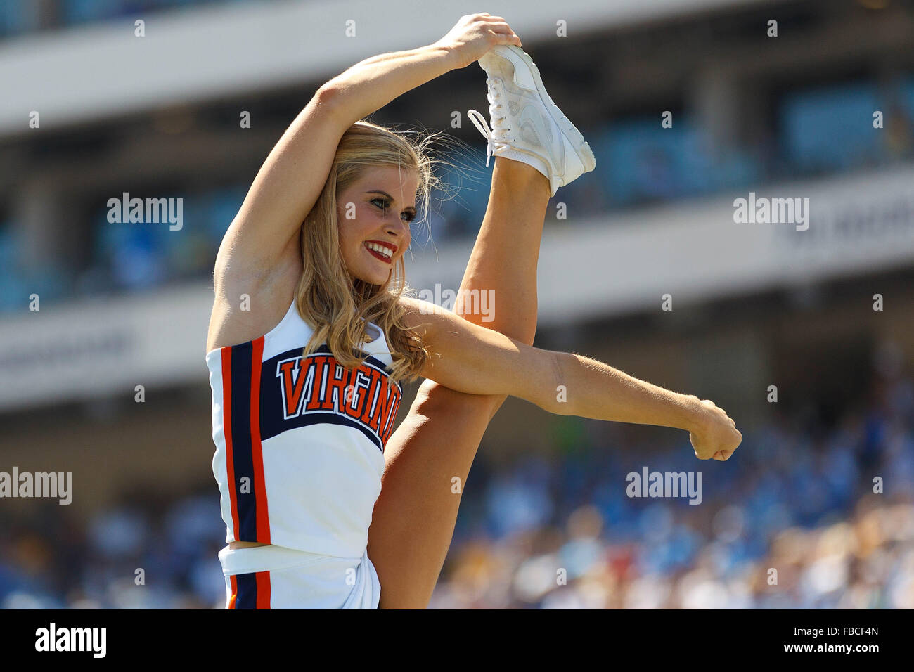 Virginia Cavaliers effectue un meneur sur le terrain au cours du deuxième trimestre contre les Bruins de UCLA au Rose Bowl sur Banque D'Images