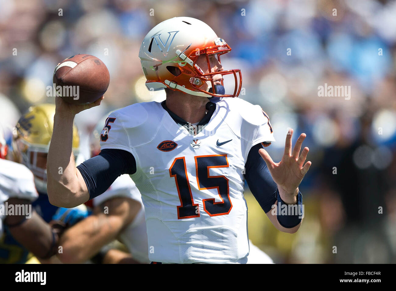 Quarterback Matt Johns # 15 de la Virginia Cavaliers passe contre l'UCLA Bruins au cours du deuxième trimestre au Rose Bowl Banque D'Images