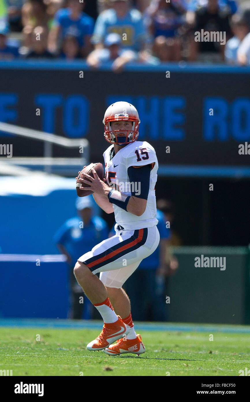 Quarterback Matt Johns # 15 de la Virginia Cavaliers se trouve dans la poche contre l'UCLA Bruins au cours du premier trimestre à Banque D'Images