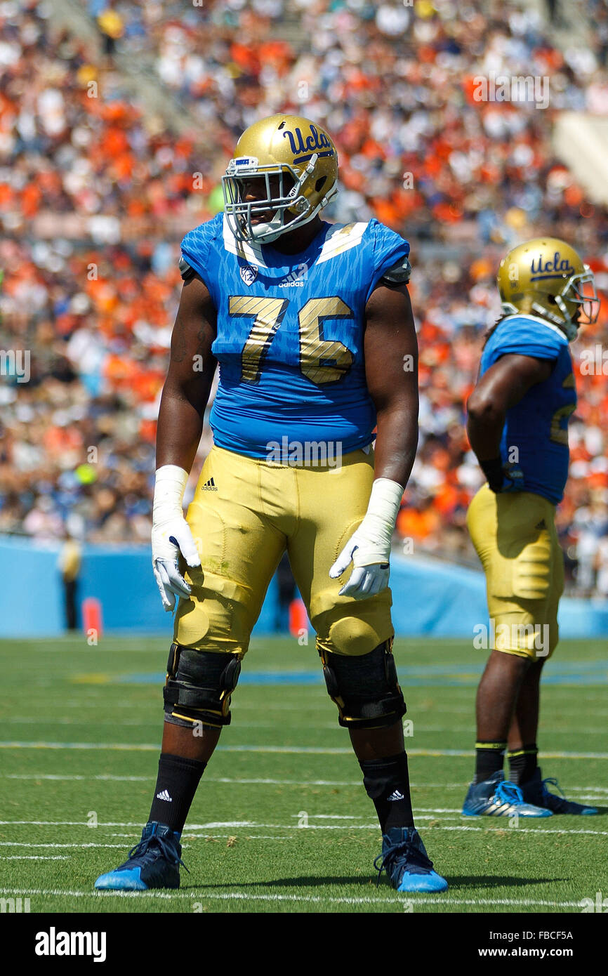 Offensive ligne Kenny Lacy # 76 de l'UCLA Bruins s'aligne pour un jouer contre le Virginia Cavaliers au cours du premier trimestre Banque D'Images