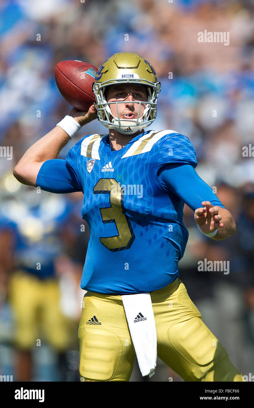 Quarterback Josh Rosen # 3 de l'UCLA Bruins lance une passe pour un touchdown contre les Virginia Cavaliers au cours de la troisième Banque D'Images