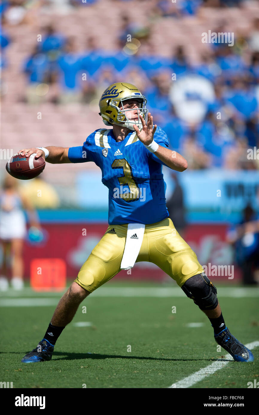 Quarterback Josh Rosen # 3 de l'UCLA Bruins passe à l'encontre de la Virginia Cavaliers au cours du troisième trimestre au Rose Bowl sur Banque D'Images