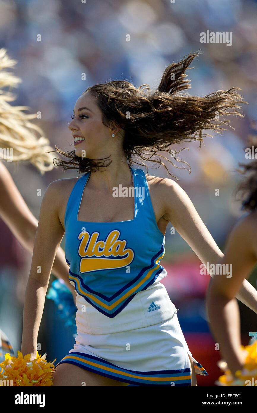 Un meneur de UCLA Bruins effectue au cours du quatrième trimestre par rapport à la Virginia Cavaliers au Rose Bowl le 5 septembre Banque D'Images