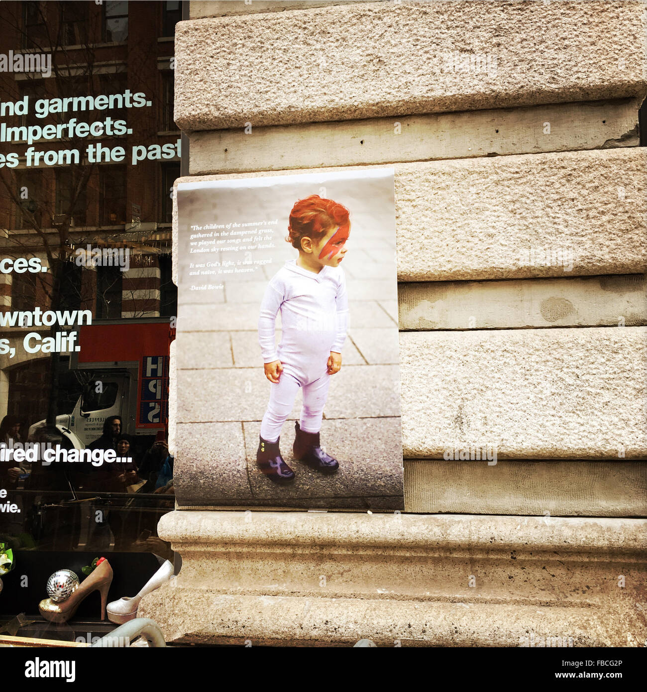 New York, USA. 14 Jan, 2016. Mémorial pour David Bowie en dehors de son appartement de New York. Credit : Valery Rizzo/Alamy Live News Banque D'Images