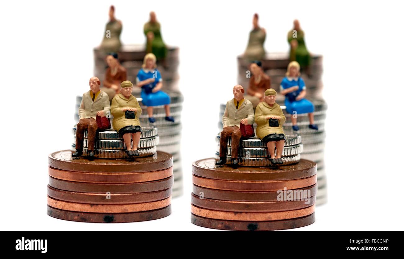6 personnes Miniature assis sur 2 piles de pièces de monnaie britanniques Banque D'Images