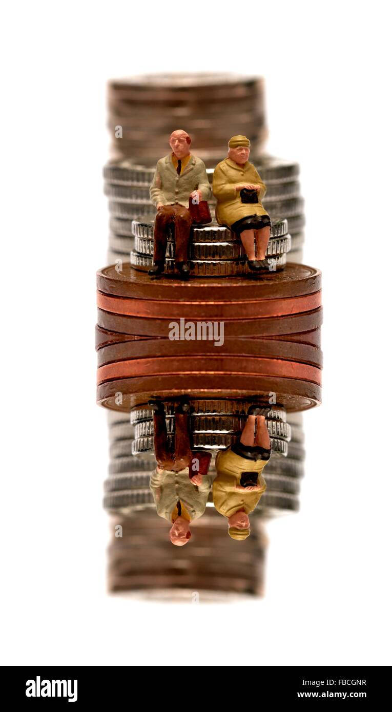 Miniature 2 personnes retraités assis sur des piles de pièces de monnaie britanniques traduit numériquement Banque D'Images