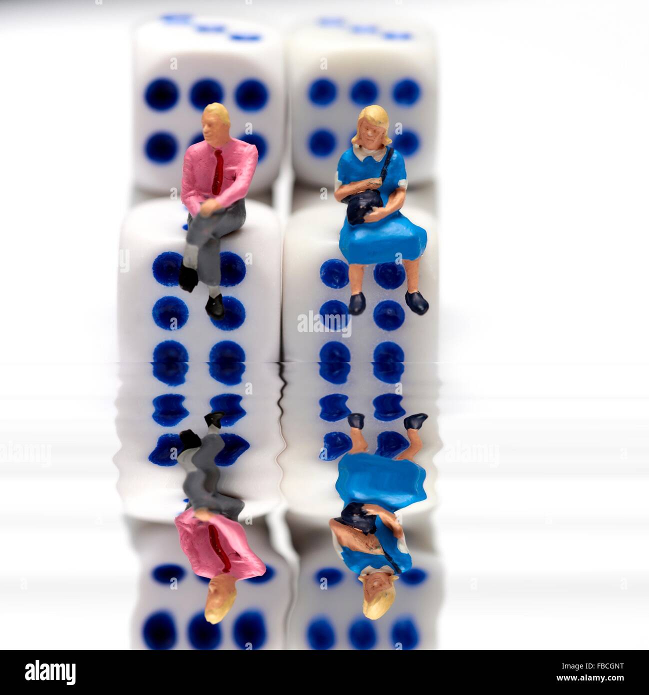 Miniature 2 des gens assis sur des dés en compte numériquement dans un bassin d'eau Banque D'Images