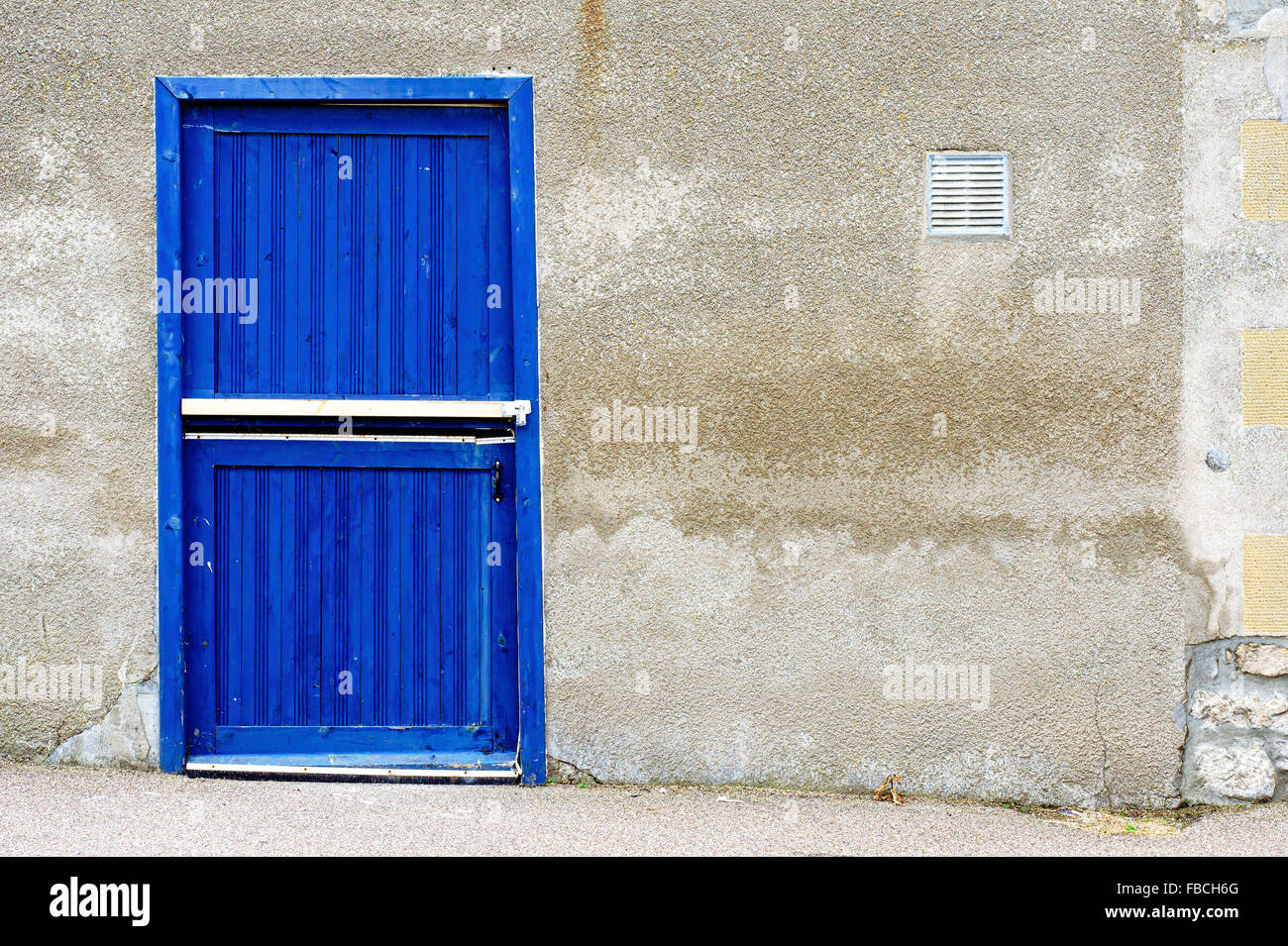 Un bleu porte en bois dans un mur de pierre en Ecosse Banque D'Images