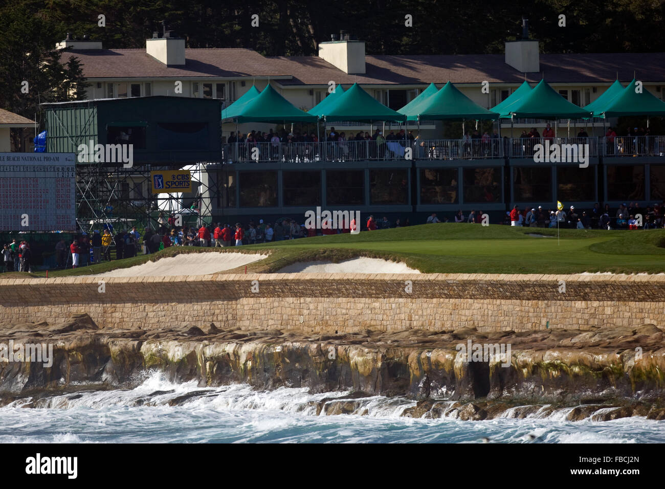 Février 14, 2010 ; Pebble Beach, CA, USA ; les vagues déferlent sur le rivage en face de la dix-huitième trou lors de la ronde finale de la Banque D'Images