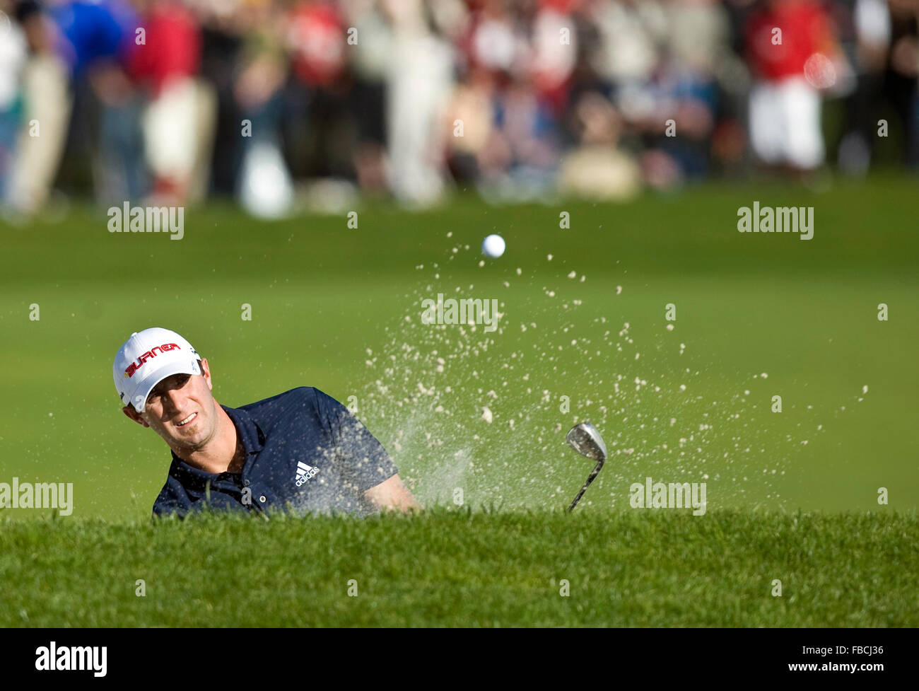 Février 14, 2010 ; Pebble Beach, CA, USA ; Dustin Johnson fait une save dans le bunker, le dix-huit trous au cours de la dernière Banque D'Images