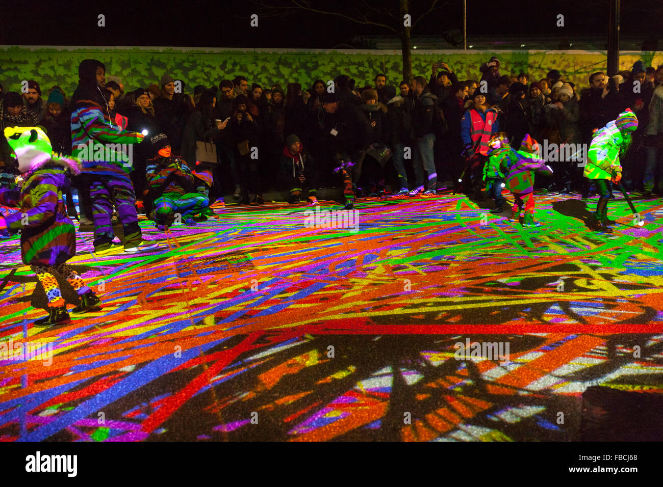 Londres, Royaume-Uni. 14 janvier 2016. Les enfants s'amuser tout en légèreté peinture sur le plancher à la "Light Graffiti" par des photos de l'installation sur le Boulevard du Roi, King's Cross, où un capteur détecte les sources de lumière en mouvement pour une projection. Londres lumiere est une nouvelle fête des lumières qui, pour quatre nuits, vise à transformer une partie de l'emblématique de Londres rues et bâtiments à King's Cross, Mayfair et le West End, avec des projections et des installations d'artistes de la lumière. Credit : Imageplotter News et Sports/Alamy Live News Banque D'Images