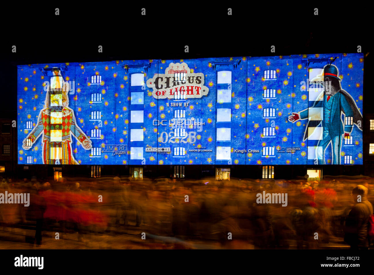 Londres, Royaume-Uni. 14 janvier 2016. Un flux de personnes passe devant et regarde le 'Cirque de lumière' projection en Ocubo au grenier Square. Londres lumiere est une nouvelle fête des lumières qui, pour quatre nuits, vise à transformer une partie de l'emblématique de Londres rues et bâtiments à King's Cross, Mayfair et le West End, avec des projections et des installations d'artistes de la lumière. Credit : Imageplotter News et Sports/Alamy Live News Banque D'Images