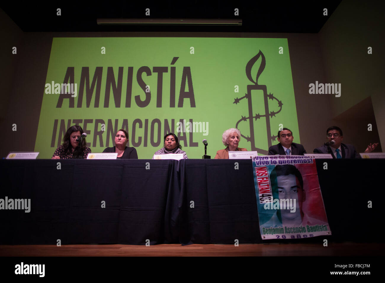 La ville de Mexico, Mexique. 14 Jan, 2016. Militant des droits de l'homme argentin et fondateur de l'Argentine les grand-mères de la Plaza de Mayo, association Estela Barnes de Carlotto (3R), assister à la présentation du rapport "une affaire de la paresse : l'État à l'égard des disparitions de personnes au Mexique", publié par l'organisation de défense des droits de l'homme Amnesty International (AI), dans la ville de Mexico, capitale du Mexique, Jan 14, 2016. © Pedro Mera/Xinhua/Alamy Live News Banque D'Images