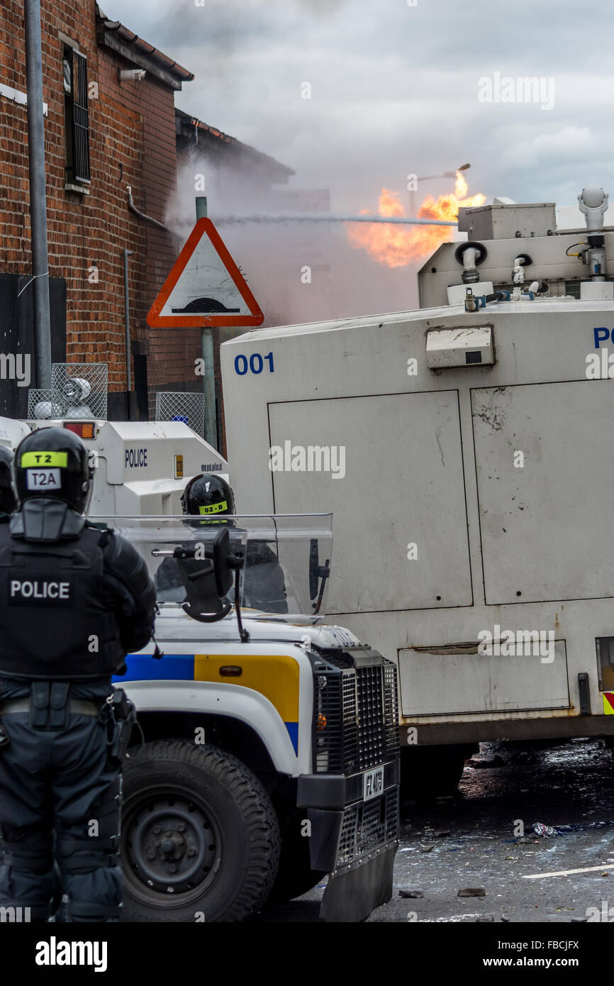 Canon à eau PSNI relève de l'essence à la bombe à Belfast Nord riot Banque D'Images