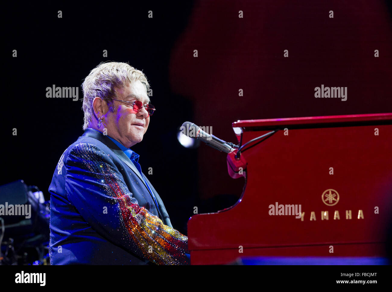 Elton John en concert Banque D'Images