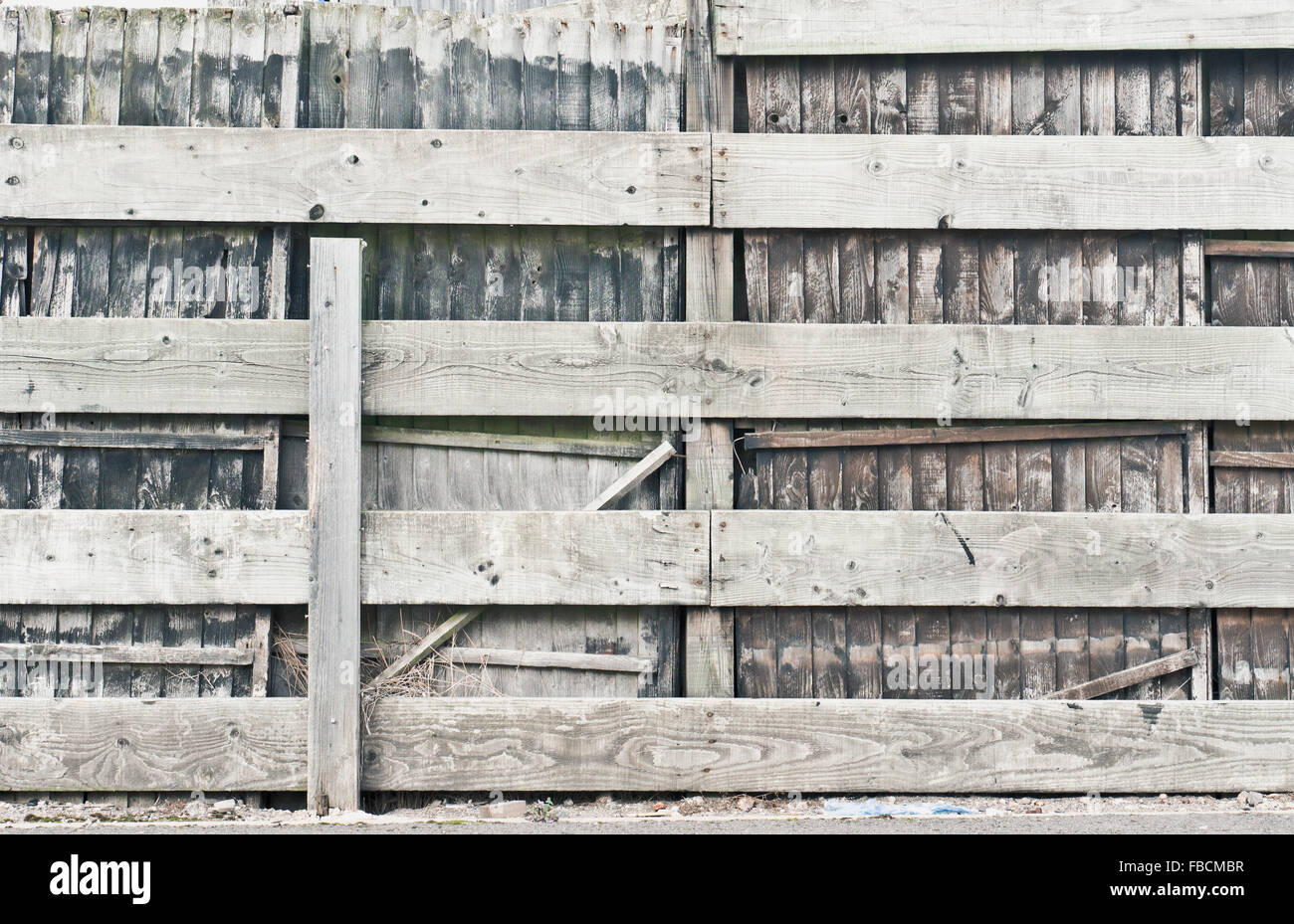 Panneaux en bois patiné sur une vieille clôture Banque D'Images