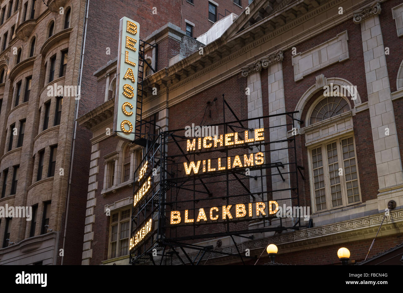 Vue sur la rue du théâtre Belasco signer dans la journée, en ce moment montrant Blackbird avec Michelle Williams et Jeff Daniels. Banque D'Images