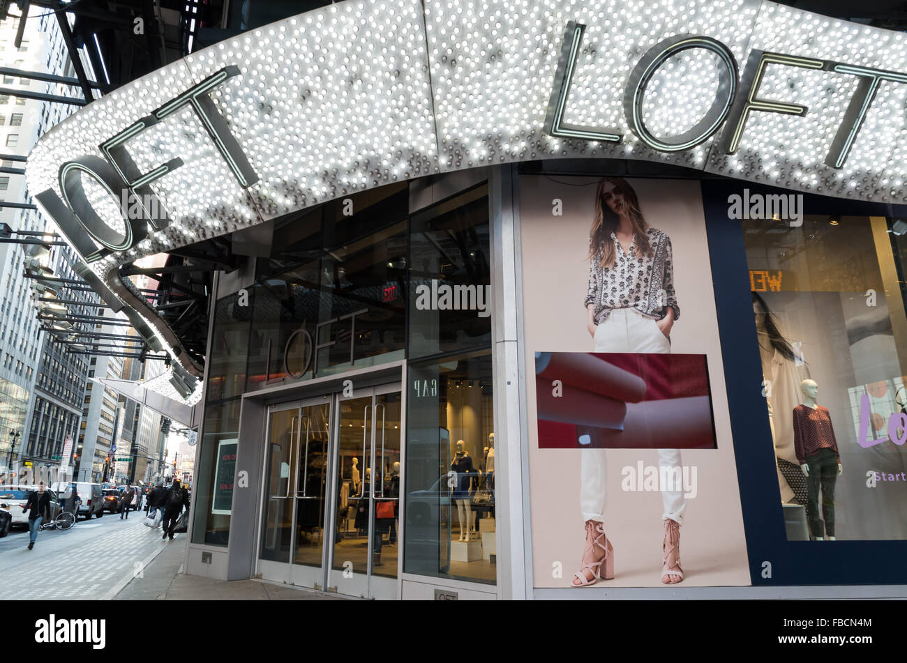 Loft par Ann Taylor, une chaîne de magasins de vêtements de mode populaire, store front avec un témoin lumineux de Times Square, New York City Banque D'Images