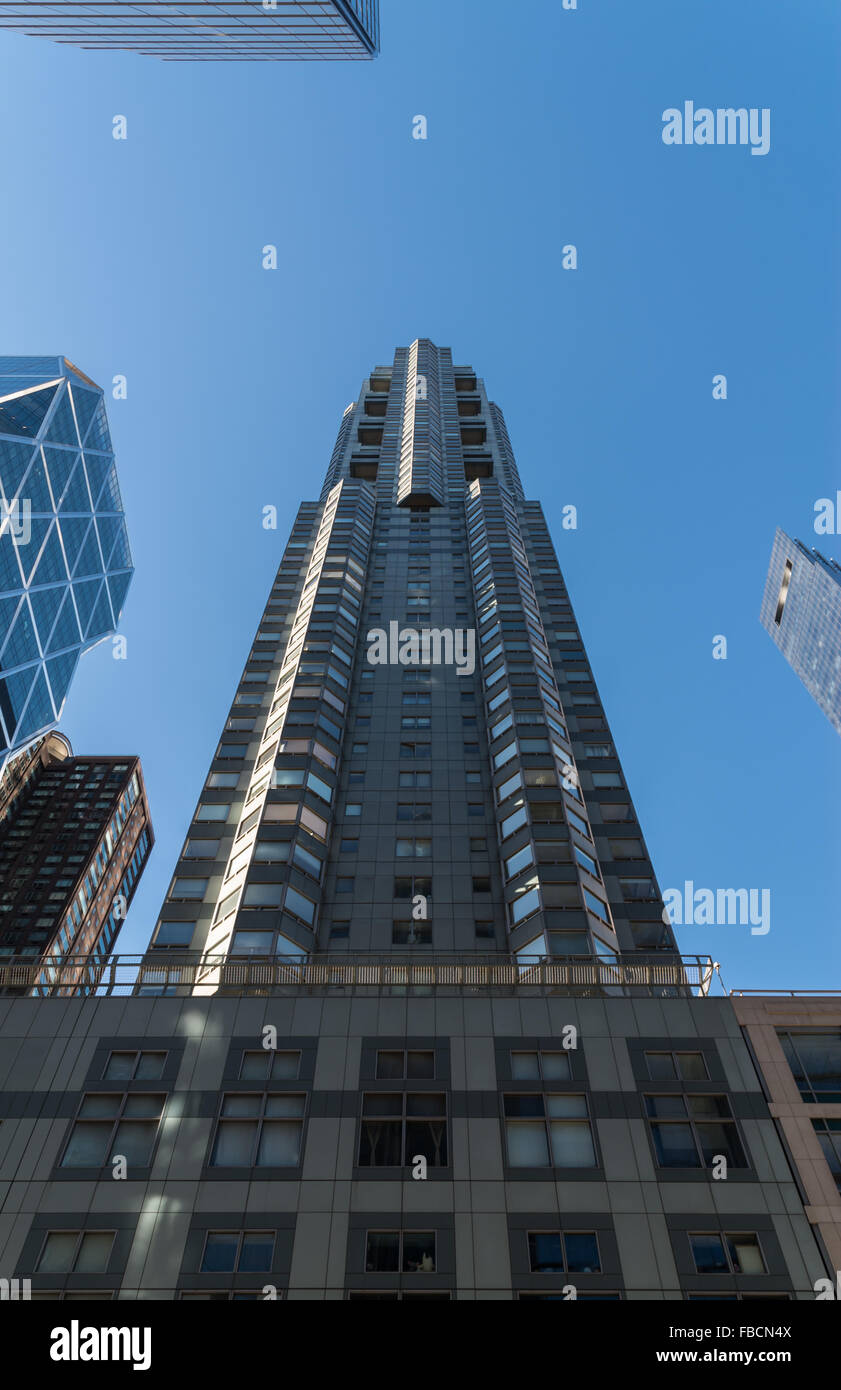 À la recherche jusqu'à Central Park Place, un immeuble en copropriété de grande hauteur sur la 8e Avenue à New York City Banque D'Images