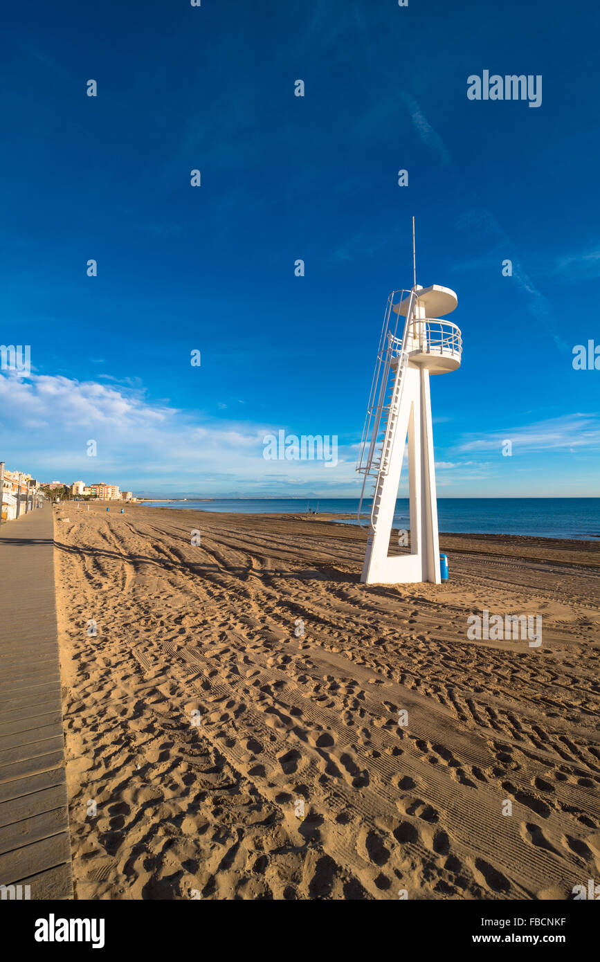 Un grand tour de sauveteur sur la plage de Torrevieja, Costa Blanca, Espagne Banque D'Images