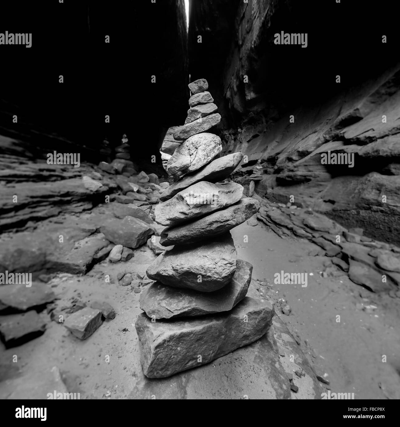 Un cairn de petits rochers dans un slot canyon randonneurs guides Banque D'Images