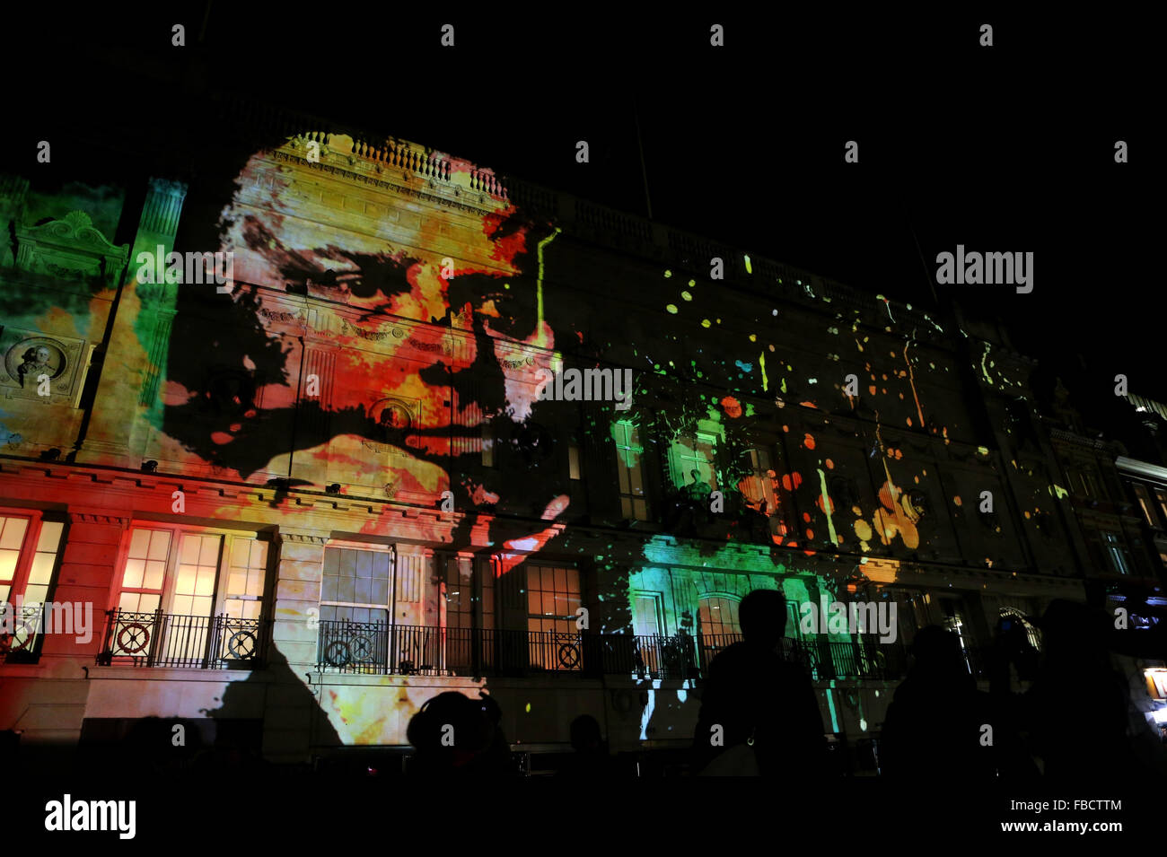 Londres, Grande-Bretagne. 14 Jan, 2016. Artwork 195 Piccadilly par artiste Novak est visible sur la façade de British Academy of Film and Television Arts (BAFTA) lors de l'exposition de Londres Lumière à Londres, Grande-Bretagne, le 14 janvier, 2016. L'événement aura lieu du 14 janvier au 17 janvier. © Han Yan/Xinhua/Alamy Live News Banque D'Images