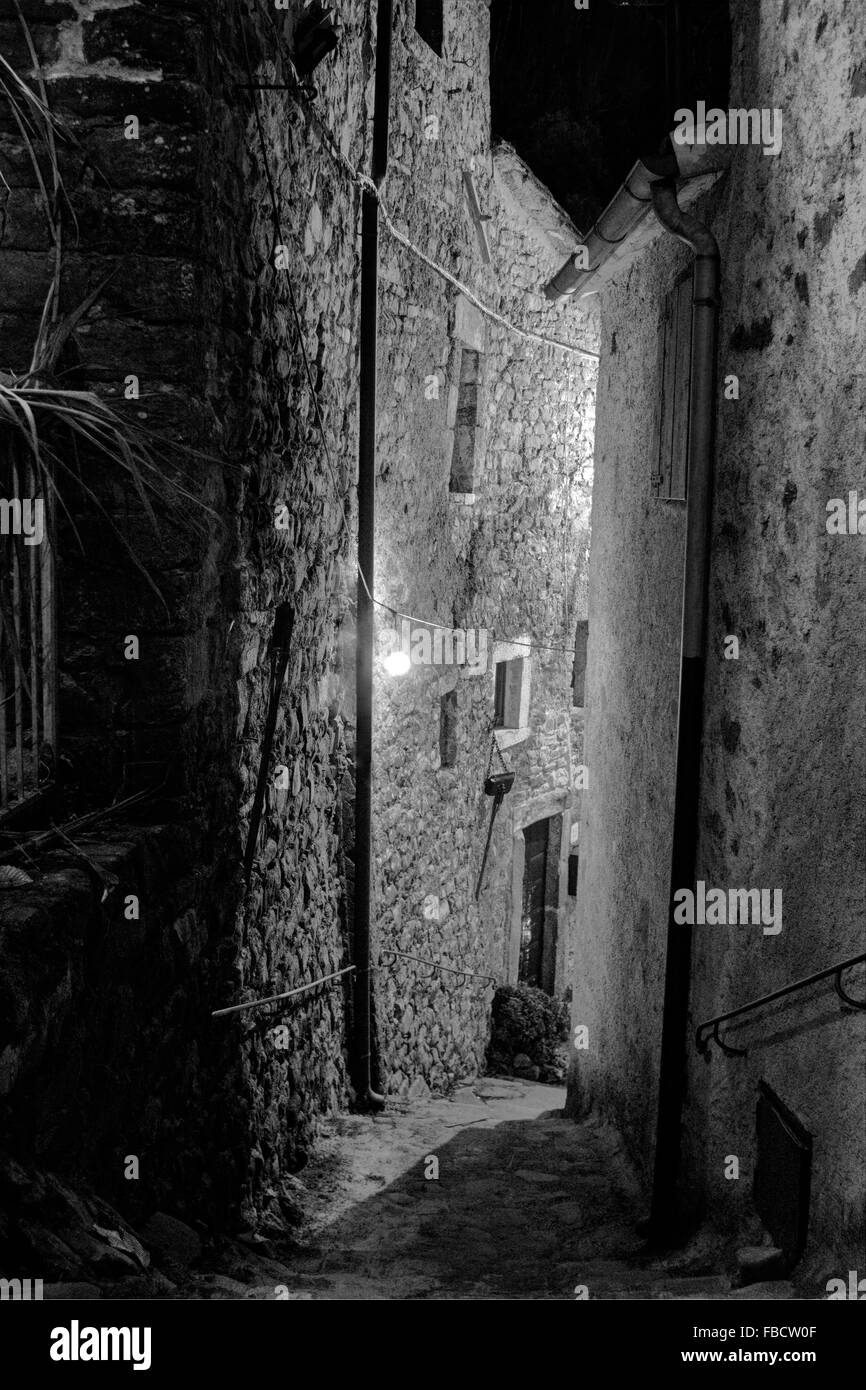 Village italien de la rue étroite par nuit. Étapes vers le bas. La Lunigiana. Noir et blanc. Banque D'Images