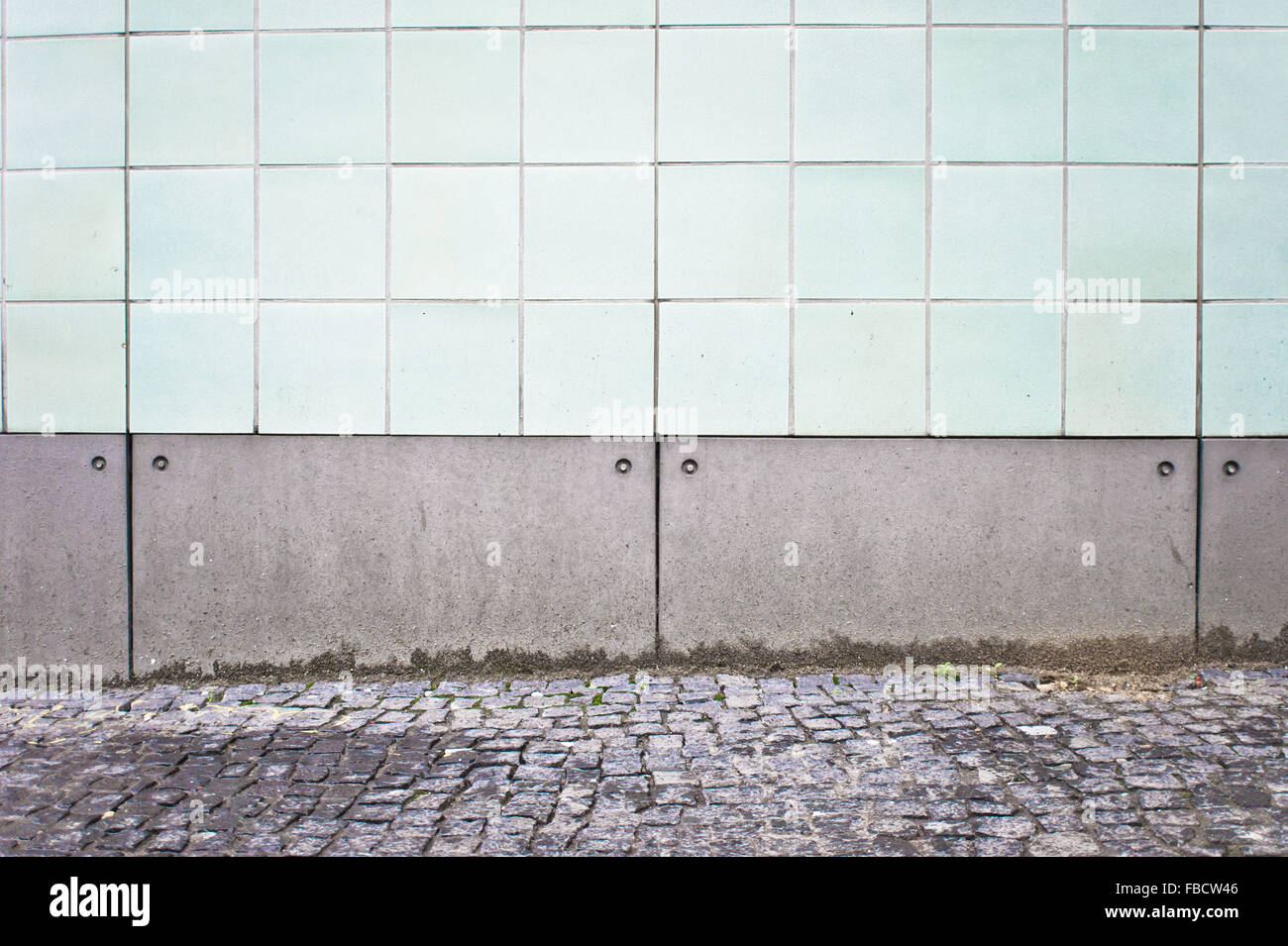 Partie d'un mur carrelé blanc sur l'extérieur d'un bâtiment urbain Banque D'Images