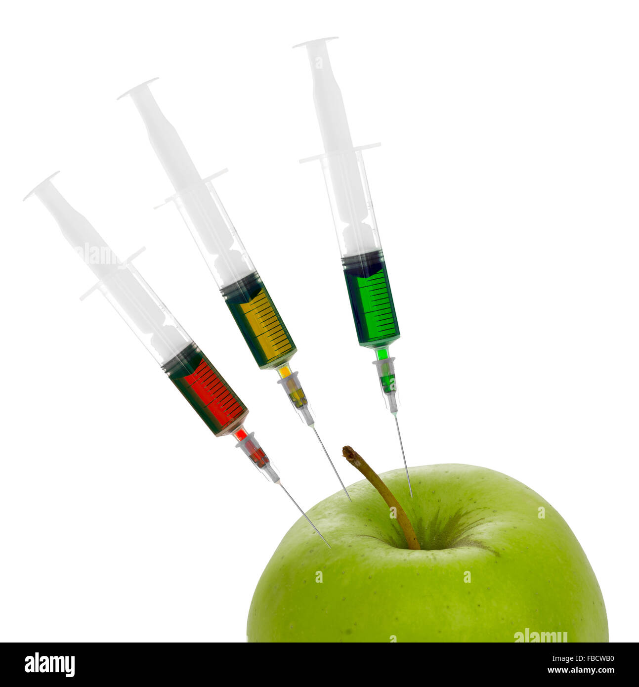 Apple avec des seringues, produits chimiques. Les organismes génétiquement modifiés ou de produits chimiques dans les aliments. Isolé sur blanc. Banque D'Images