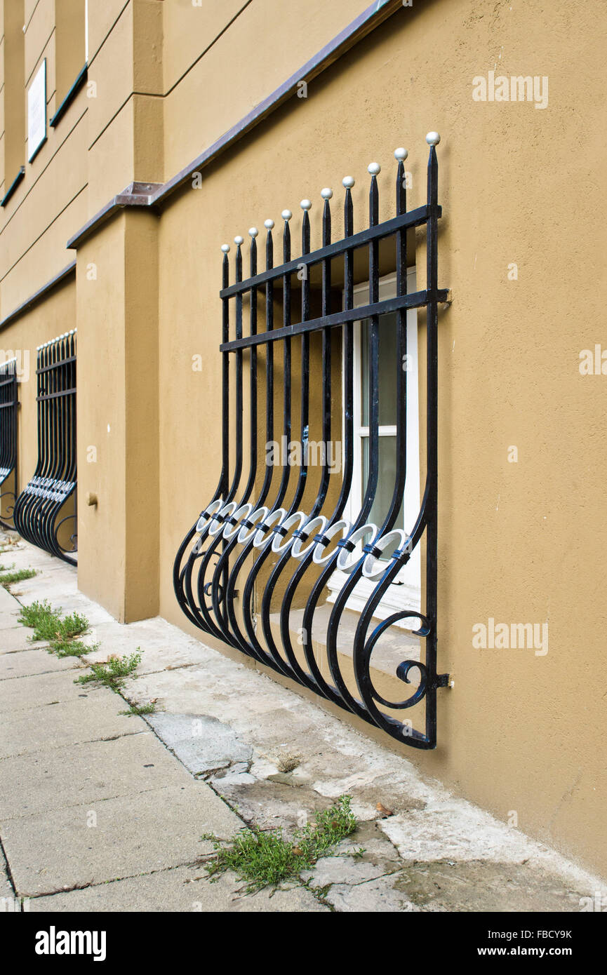 Fenêtre en fer forgé barres sur l'extérieur d'un bâtiment urbain au niveau de la rue Banque D'Images